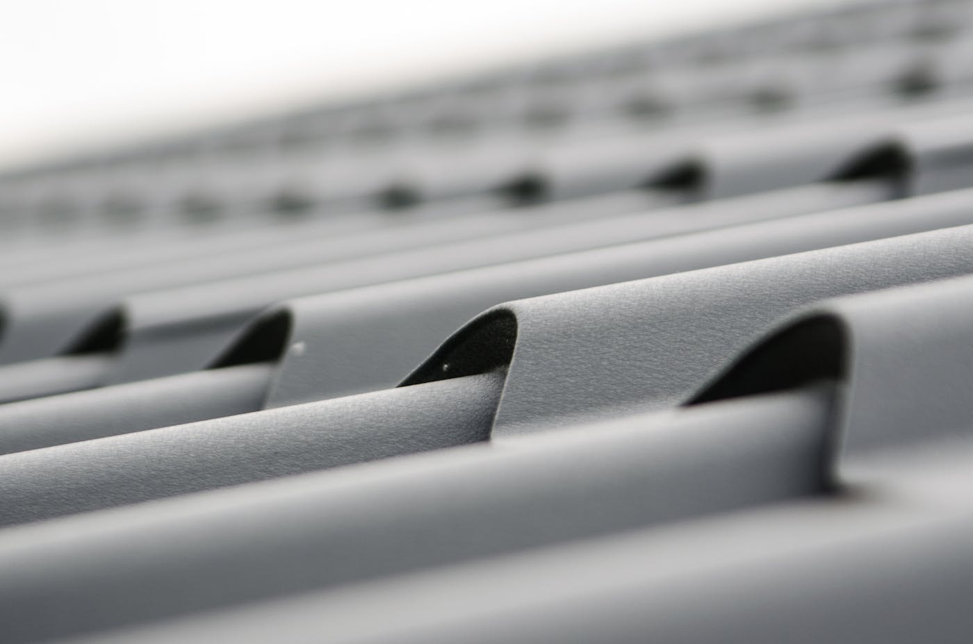 Dachplatten als Detailmotiv für Dachreparatur und Wartung